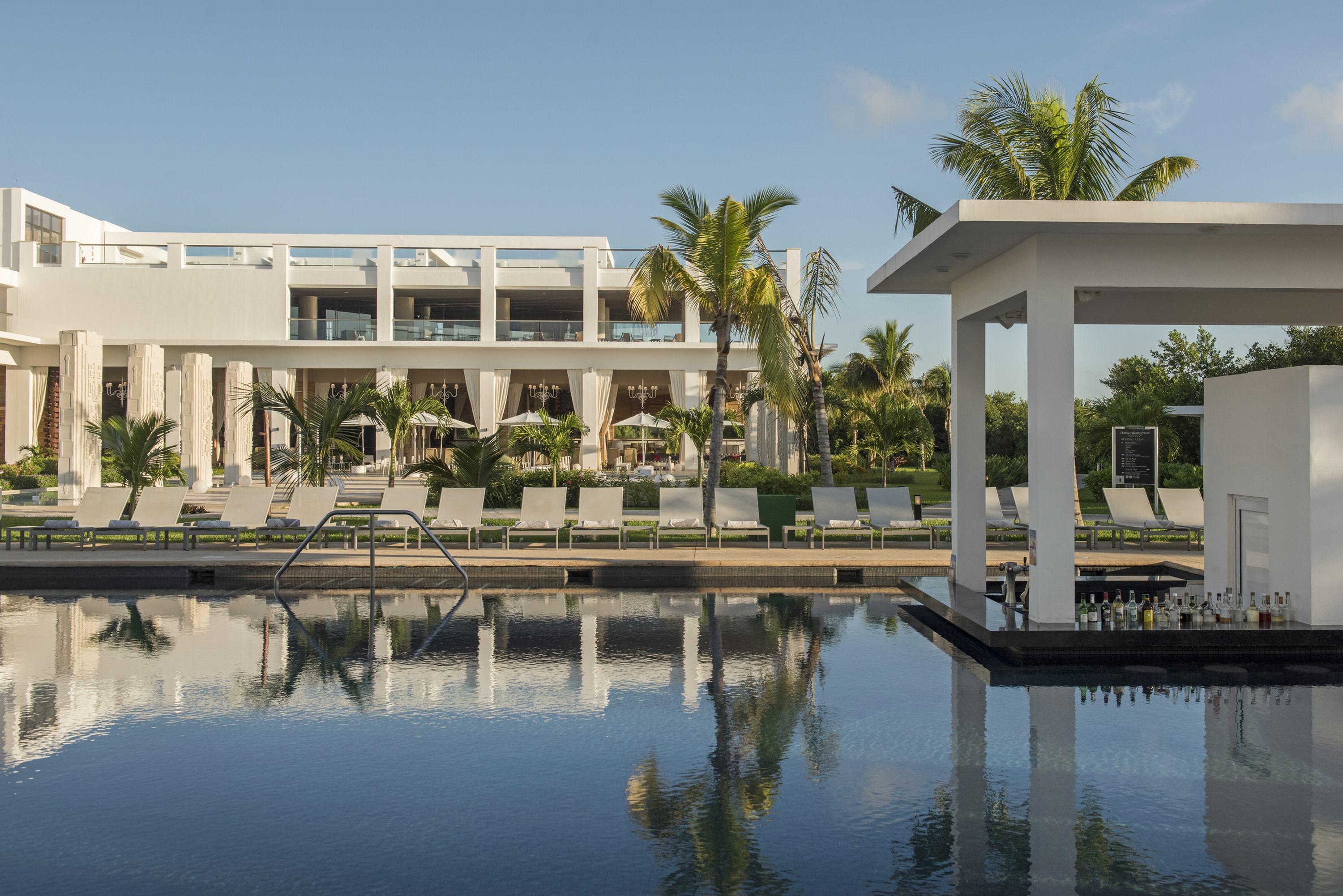 Platinum Yucatan Princess Adults Only Playa del Carmen Dış mekan fotoğraf The pool at the Hard Rock Hotel in Cancun