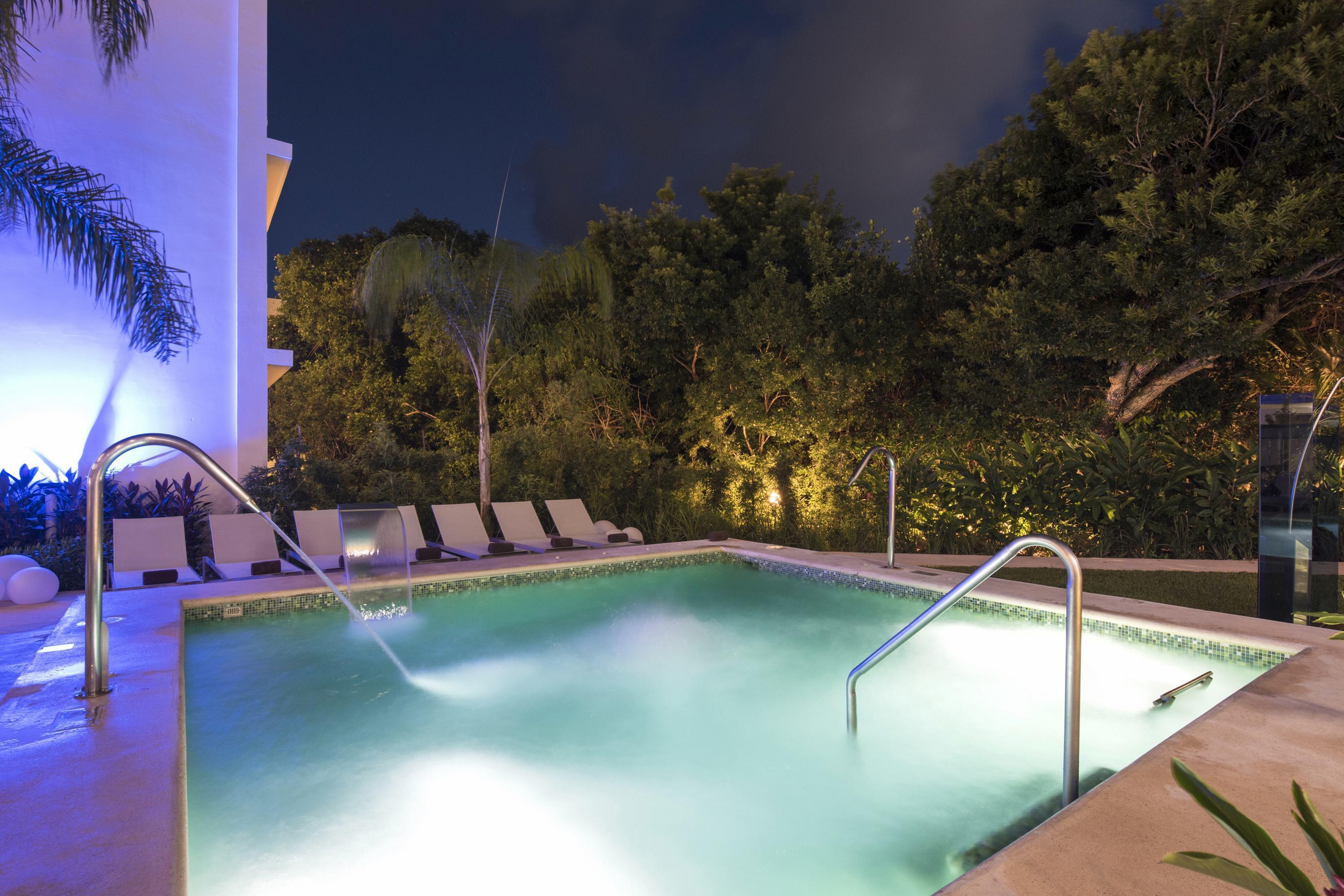 Platinum Yucatan Princess Adults Only Playa del Carmen Dış mekan fotoğraf The pool at the hotel