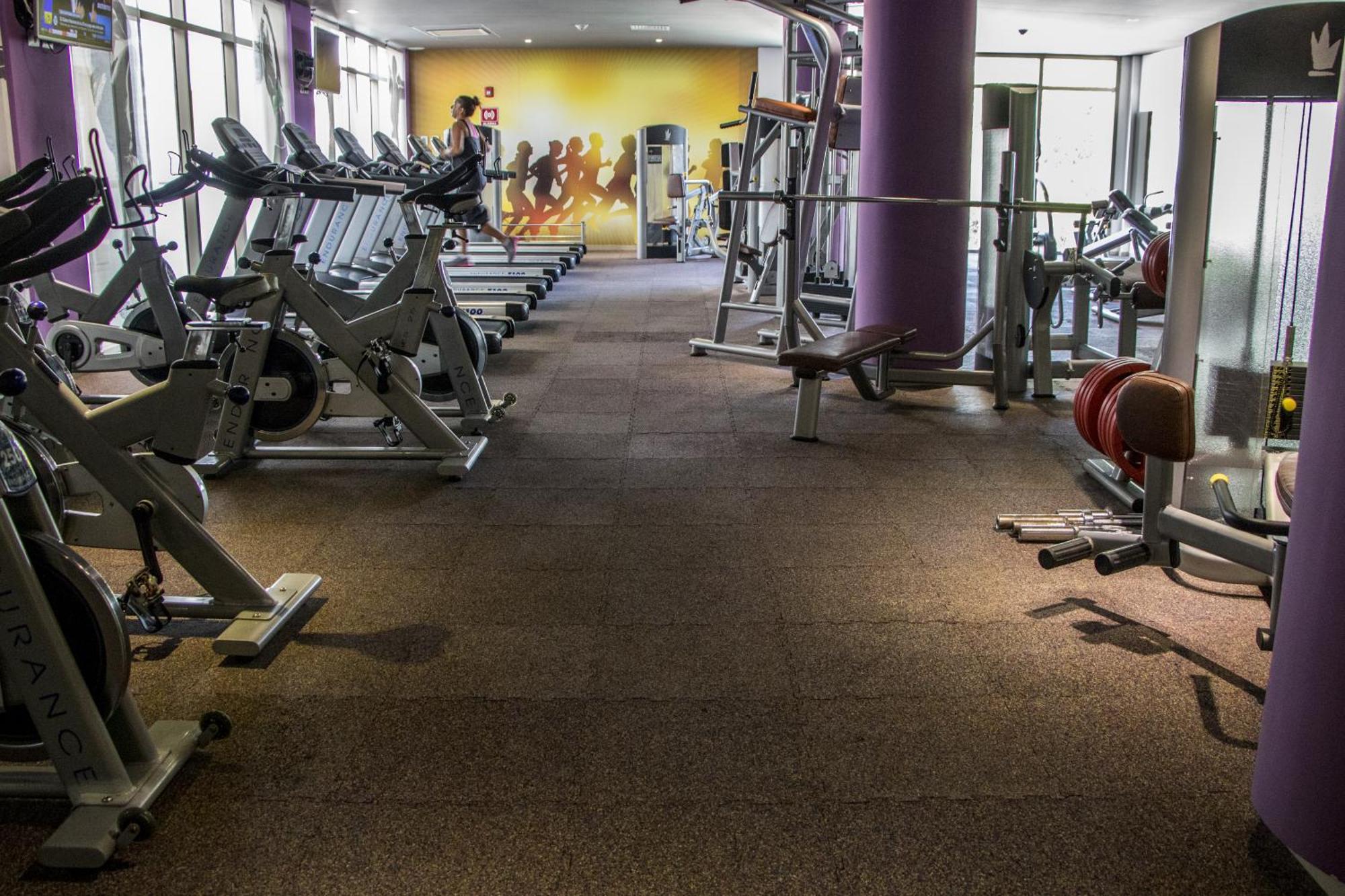 Platinum Yucatan Princess Adults Only Playa del Carmen Dış mekan fotoğraf The interior of a typical Anytime Fitness gym