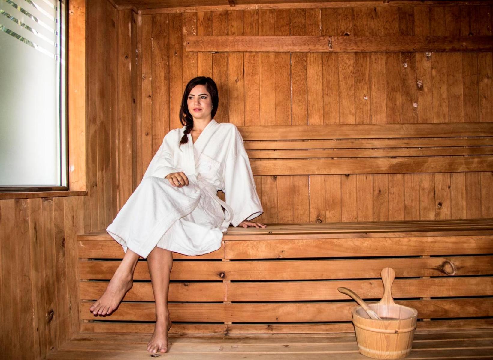 Platinum Yucatan Princess Adults Only Playa del Carmen Dış mekan fotoğraf A woman in a sauna