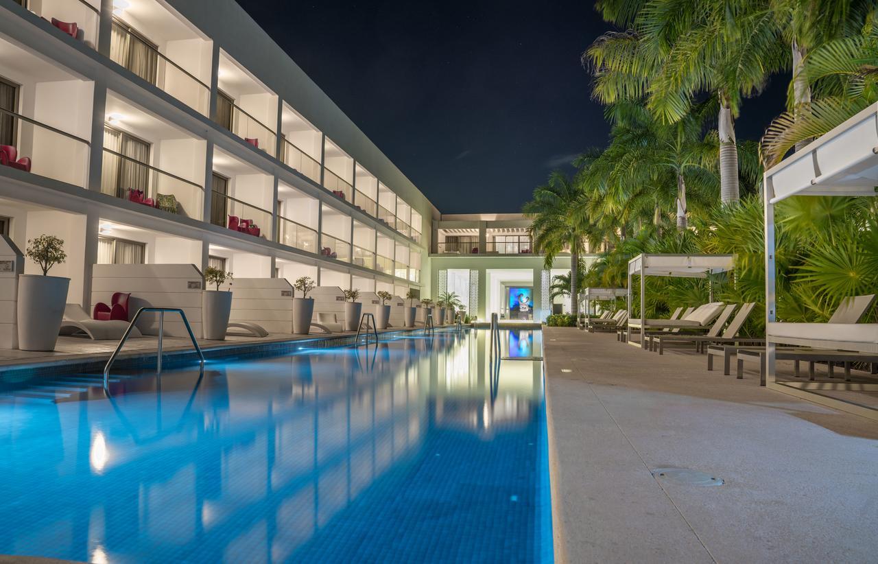 Platinum Yucatan Princess Adults Only Playa del Carmen Dış mekan fotoğraf The swimming pool at the hotel
